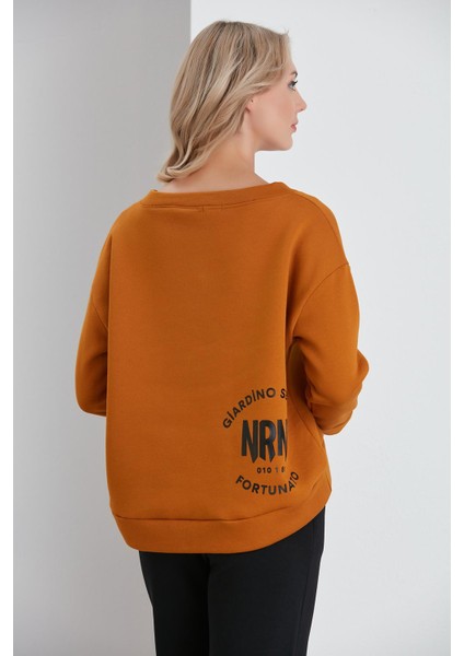 Sırt Baskılı V Yaka Üç Iplik Sweatshirt Tütün