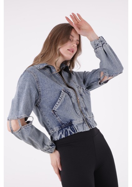 Kolları Bağlantı Detaylı Klasik Yakalı Cepli ve Astarsız Bomber Crop Kadın Kot Ceket Ortamavi Denim