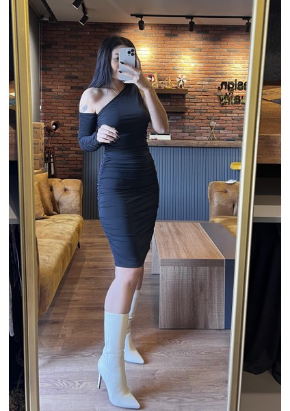 Siyah Sandy Kumaş Tek Omuz Detaylı Büzgülü Elbise