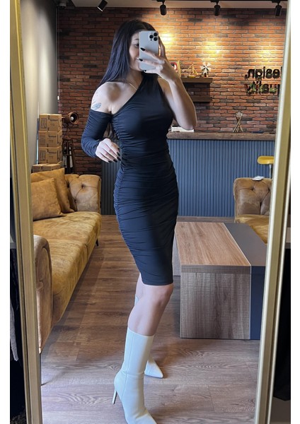 Siyah Sandy Kumaş Tek Omuz Detaylı Büzgülü Elbise