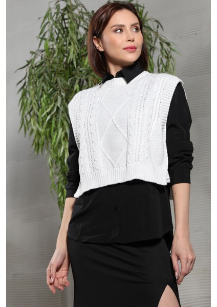 Kadın Triko Crop Süveter Beyaz Yandan Bağlamalı Kısa Örgü Desen Dokulu - 4014-355
