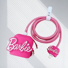 Eaksesuarnet Sevimli Barbie Figürlü Pembe Yeni Nesil Adaptör Uyumlu Şarj Aleti ve Kablo Koruyucu Seti