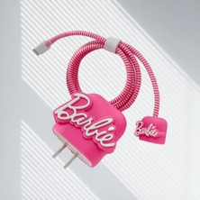 Eaksesuarnet Sevimli Barbie Figürlü Pembe Yeni Nesil Adaptör Uyumlu Şarj Aleti ve Kablo Koruyucu Seti