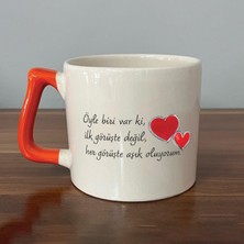 Mor Mürekkep Öyle Biri Var Ki Baskılı Turuncu Kulplu D Kupa