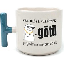 Mor Mürekkep Kime Değer Verdiysek Götü Yerçekimine Meydan Okudu Baskılı Mavi Kulplu T Kupa