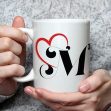 Mor Mürekkep Kalpli M Harf Baskılı Beyaz Kupa