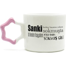 Mor Mürekkep Sanki Herkes Hayatını Yoluna Sokmuşta Baskılı Pembe Kulplu Yıldız Kupa