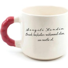 Mor Mürekkep Sevgili Kendim Bırak Başkaları Mükemmel Olsun Baskılı Kırmızı Kulplu Boncuk Kupa