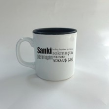 Mor Mürekkep Sanki Herkes Hayatını Yoluna Sokmuşta Baskılı Siyah Multi Kupa