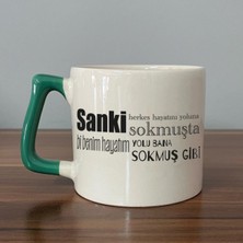 Mor Mürekkep Sanki Herkes Hayatını Yoluna Sokmuşta Baskılı Yeşil Kulplu D Kupa