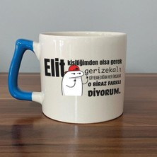 Mor Mürekkep Elit Kişiliğimden Olsa Gerek Baskılı Mavi Kulplu D Kupa