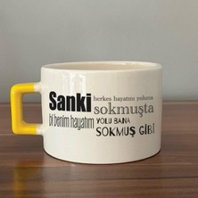 Mor Mürekkep Sanki Herkes Hayatını Yoluna Sokmuşta Baskılı Sarı Kulplu C Fincan