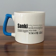 Mor Mürekkep Sanki Herkes Hayatını Yoluna Sokmuşta Baskılı Mavi Kulplu D Kupa