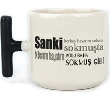 Mor Mürekkep Sanki Herkes Hayatını Yoluna Sokmuşta Baskılı Siyah Kulplu T Kupa