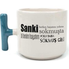 Mor Mürekkep Sanki Herkes Hayatını Yoluna Sokmuşta Baskılı Mavi Kulplu T Kupa