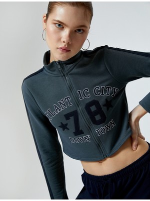 Koton Kolej Crop Sweatshirt Fermuarlı Dik Yaka Baskılı