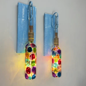 Mes Reves Design Ege Mavisi Ahşap Renkli, Ferforje Tıpa Peri LED Işıklı Vitray Cam Şarap Şişesi Duvar Aplik 2'li Set