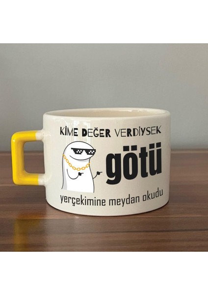 Kime Değer Verdiysek Götü Yerçekimine Meydan Okudu Baskılı Sarı Kulplu C Fincan