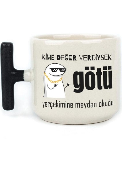 Kime Değer Verdiysek Götü Yerçekimine Meydan Okudu Baskılı Siyah Kulplu T Kupa