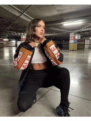 Tarz Yeri Kadın Sırt ve Kol Parça Baskılı Bomber Ceket - Siyah