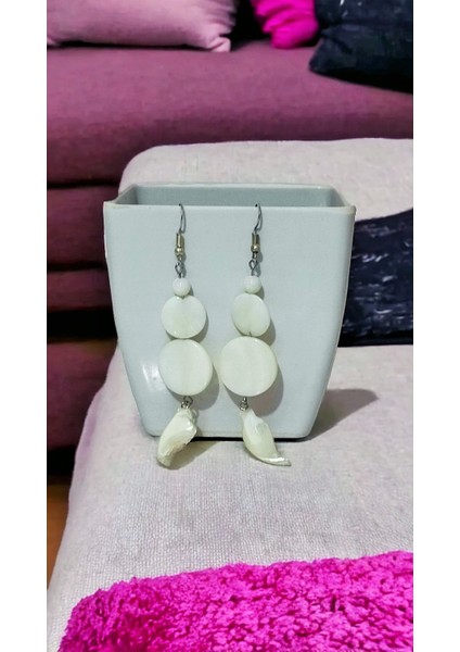 Kadın Bijuteri Krem Renk Doğal Sedef Taş Sallantılı Küpe