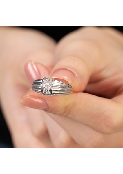 Zirkon Taşlı Dikdörtgen Detaylı Silver Renk 925 Ayar Gümüş Kadın Yüzük fiyatları