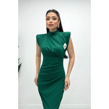 Giyimmasalı Atlas Kumaş Büzgü ve Bronş Detaylı Kalem Elbise - Zümrüt Yeşil