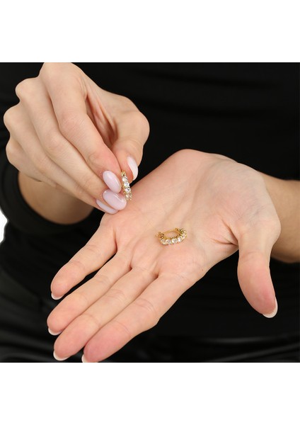 Tek Sıra Beyaz Zirkon Taşlı Gold Renk Yarım Tur 925 Ayar Kadın Küpe
