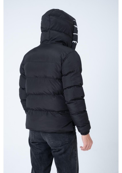 Erkek Kapüşonlu Age Of State Baskılı Şişme Mont Siyah fırsatları
