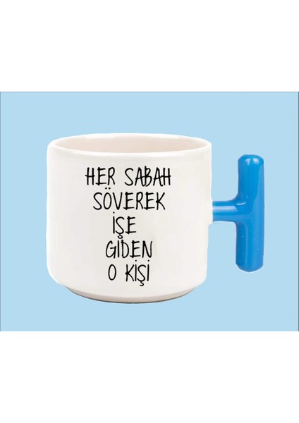 Her Sabah Işe Giderken Söven O Kişi Espirili T Kulplu Kupa Bardak