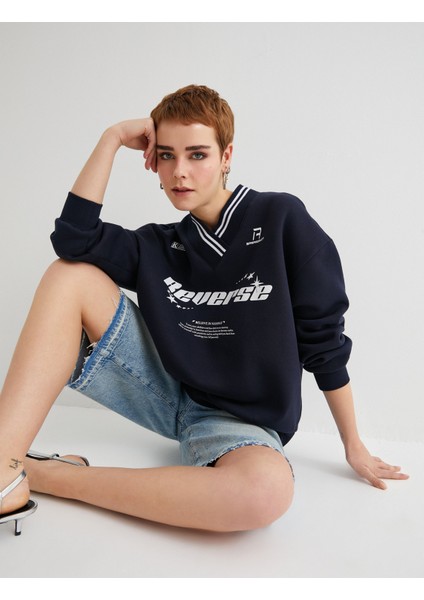 V Yaka Oversize Sweatshirt Kolej Temalı Baskılı