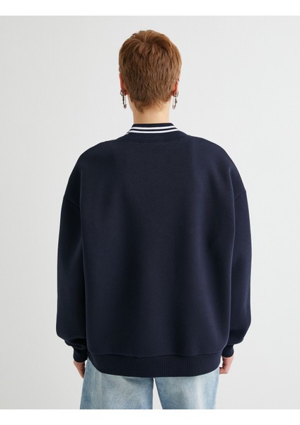 V Yaka Oversize Sweatshirt Kolej Temalı Baskılı
