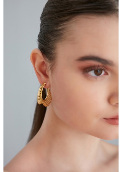 Kadın Perla Delicata Model Çelik Altın Kaplama Dalgalı Yatay Halka Desenli Kombin Stil Günlük Küpe fiyatları