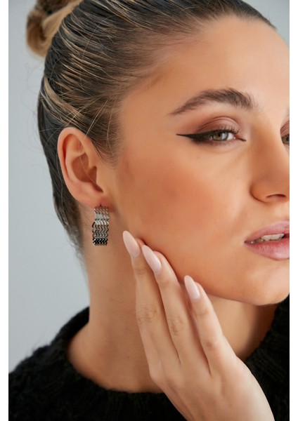 Kadın Charme Celeste Model Çelik Gümüş Kaplama Dalgalı 5 Çubuk Desen Günlük Stil Kombin Halka Küpe