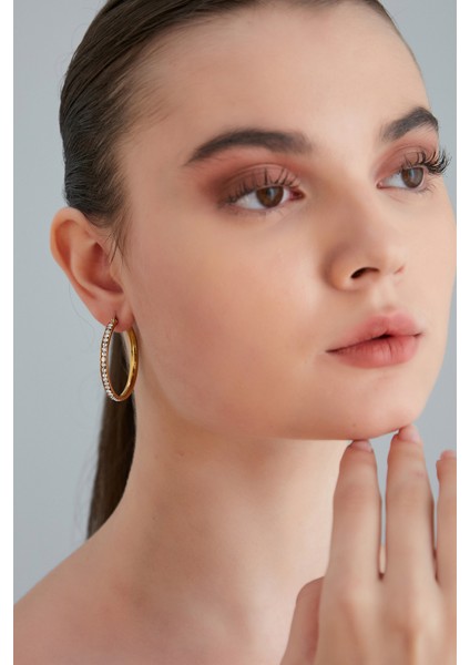 Kadın Bellissimo Model Çelik Altın Kaplama Orta Boy Kalın Halka Ortası Kristal Zirkon Taşlı Küpe