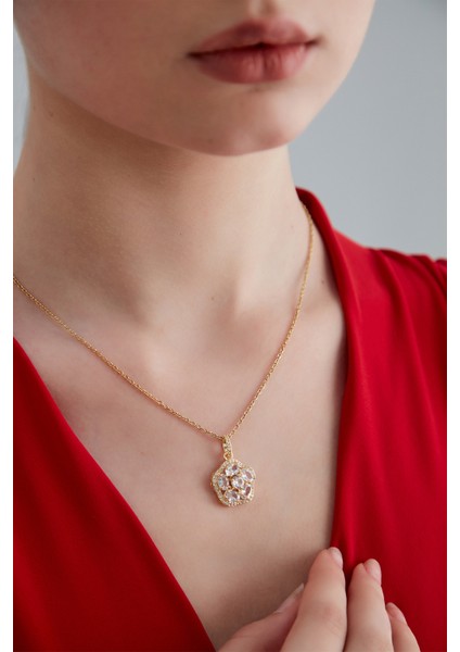 Kadın Estrella Lumina Model Çelik Altın Kaplama Kıvrımlı Dalgalı Kristal Zirkon Taşlı Zincir Kolye
