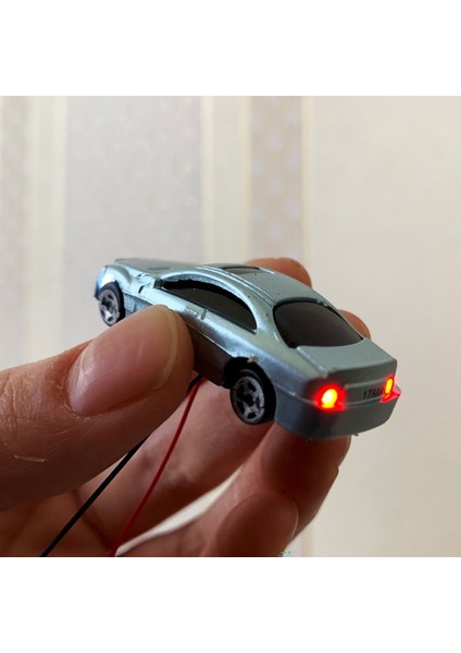 Rastgele Renkler 65MM Stili LED Işık ile 3 Adet Model Araba 12 V Plastik Araba Ho N Ölçekli Tren Düzeni Demiryolu Demiryolu Bina Manzarası 1:75 1:87 1:150 1:200 (Yurt Dışından)
