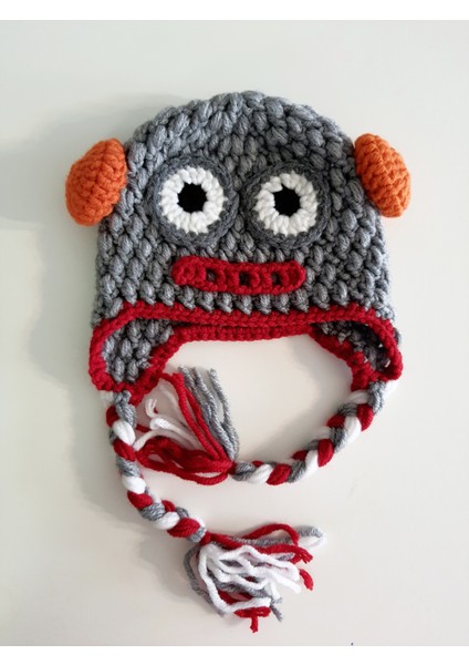 Gri Robot Bebek ve Çocuk Bere