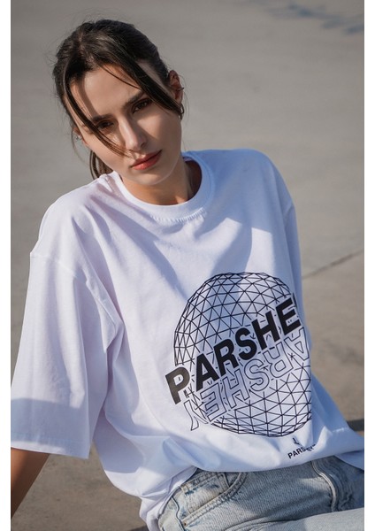 Dünya Desenli Beyaz Oversize T-Shirt fiyatları