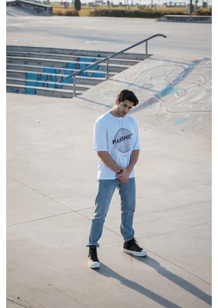 Dünya Desenli Beyaz Oversize T-Shirt fırsatları