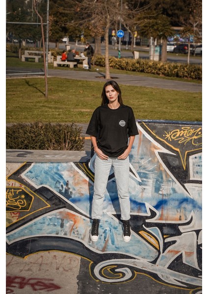 Poetica Grotesque Renkli Arka Desenli Siyah Oversize T-Shirt fiyatları