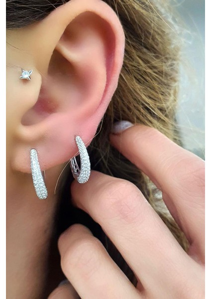 Pırlanta Parlaklığında Zirkon Taşlı 925 ayar Gümüş Oval Halka küpe