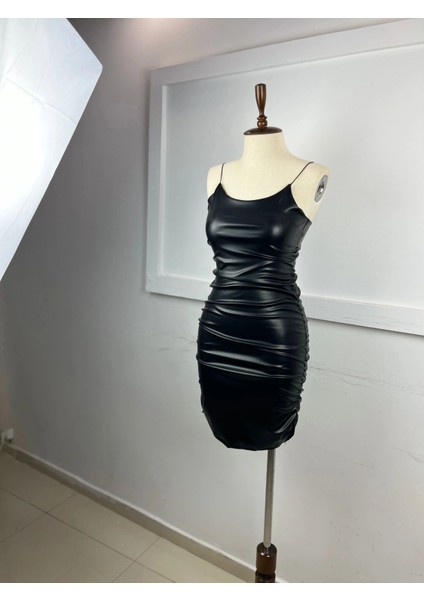 Kadın Siyah Askılı Drape Detaylı Deri Mini Elbise HZL24S-FRY121711