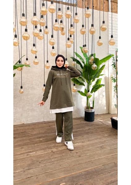 Yazı Baskılı Garni Detaylı Kapşonlu Kısa Sweat Pantolon İkili Tesettür Eşofman Takımı - 03080 - Haki