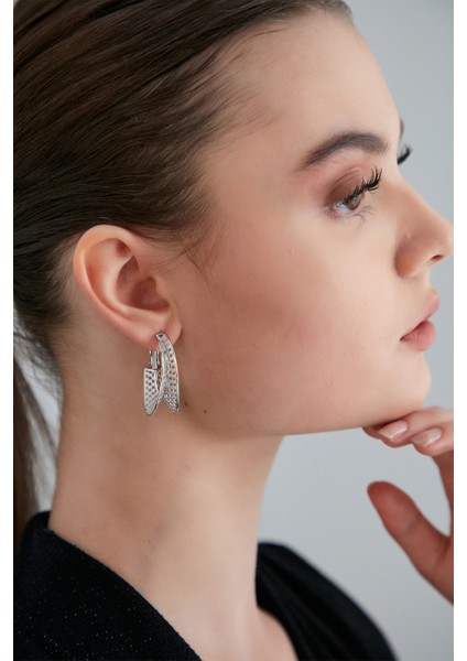 Kadın Sole Cadenza Model Çelik Gümüş Kaplama Dalgalı Yatay Halka Desenli Kombin Stil Günlük Küpe modelleri