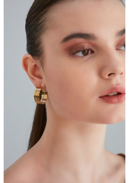 Kadın Charme Celeste Model Çelik Altın Kaplama Dalgalı 5 Çubuk Desen Günlük Stil Kombin Halka Küpe fiyatları