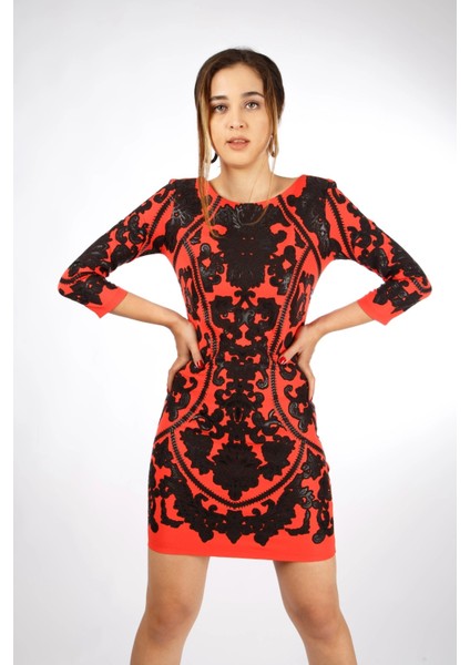 Kadın Beyaz Siyah Desenli Kısa Elbise