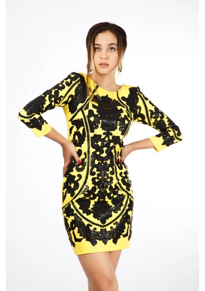 Kadın Beyaz Siyah Desenli Kısa Elbise