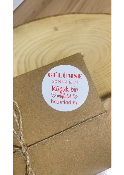 Gülümse Kırmızı Yazılı Yuvarlak Yapışkanlı Etiket 5x5 cm 100 Adet