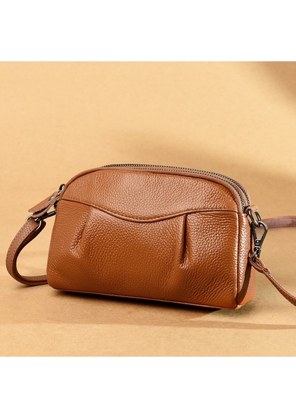 Kadınların Bir Omuz Çantası Için Gerçek Dert Çantasını Kaplıyor. (Yurt Dışından)